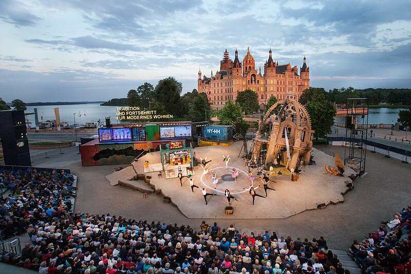 Schlossfestspiele Schwerin mit Blick auf den schönsten Landtag Deutschlands