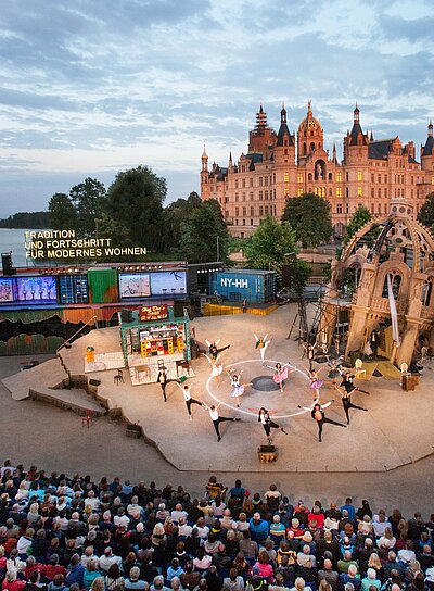 Schlossfestspiele Schwerin mit Blick auf den schönsten Landtag Deutschlands